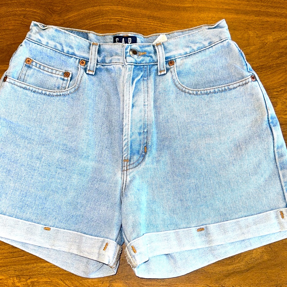 VINTAGE:GAP Mom Short (80’s)Size 4 Light Blue Trendy 3 inch High Rise Button Fly